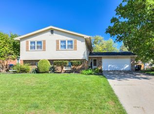 2928 Capen Dr, Bloomington, IL 61704