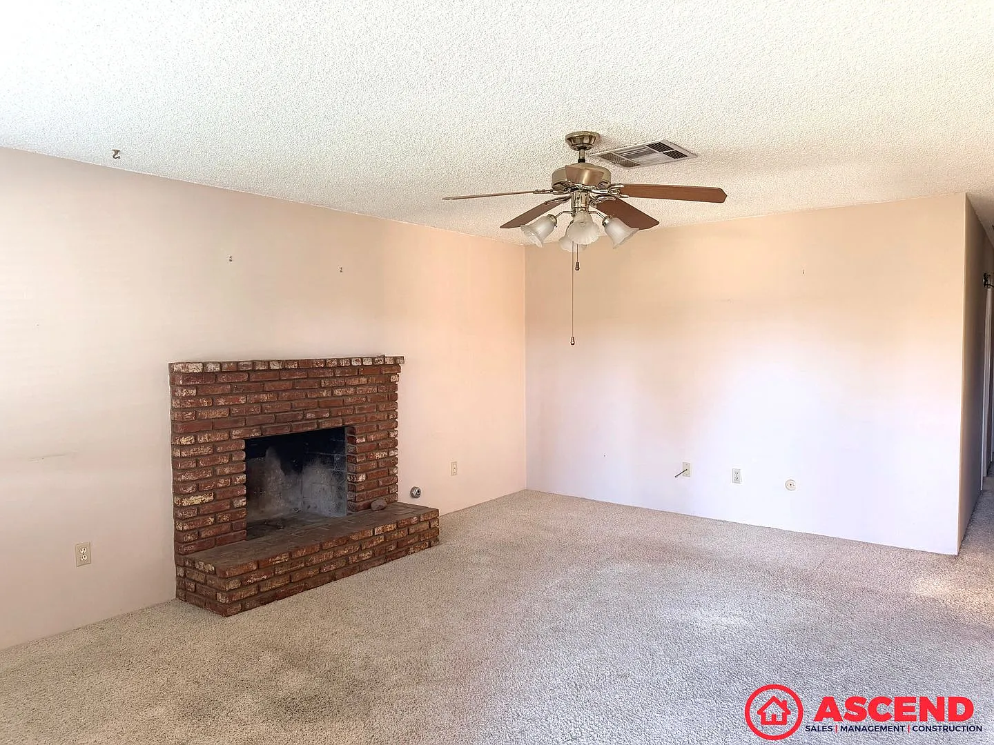 Comfortable 3BD/2BA Home in Bakersfield's 93309 Small Pets Welcome! — Photo 2