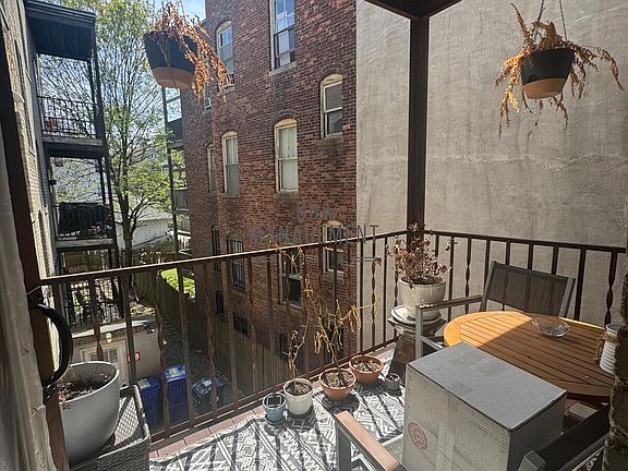 5th image of 98 Strathmore Rd APT 5