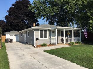 928 Oakwood Ave, Oconomowoc, WI 53066