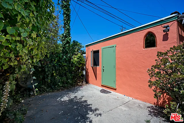 2035 Selby Ave — Photo 23