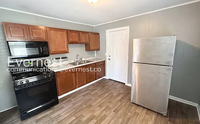 516 Athens Ct — Photo 2