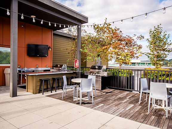 Kent Apartments - The Platform Apartments - Community Rooftop Deck and Gas Grill 2
