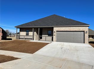 1950 Lordsburg Ct, Centerton, AR 72713
