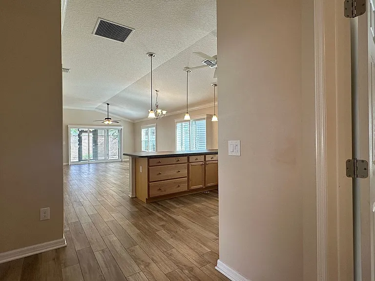 724 Yager Ln — Photo 8