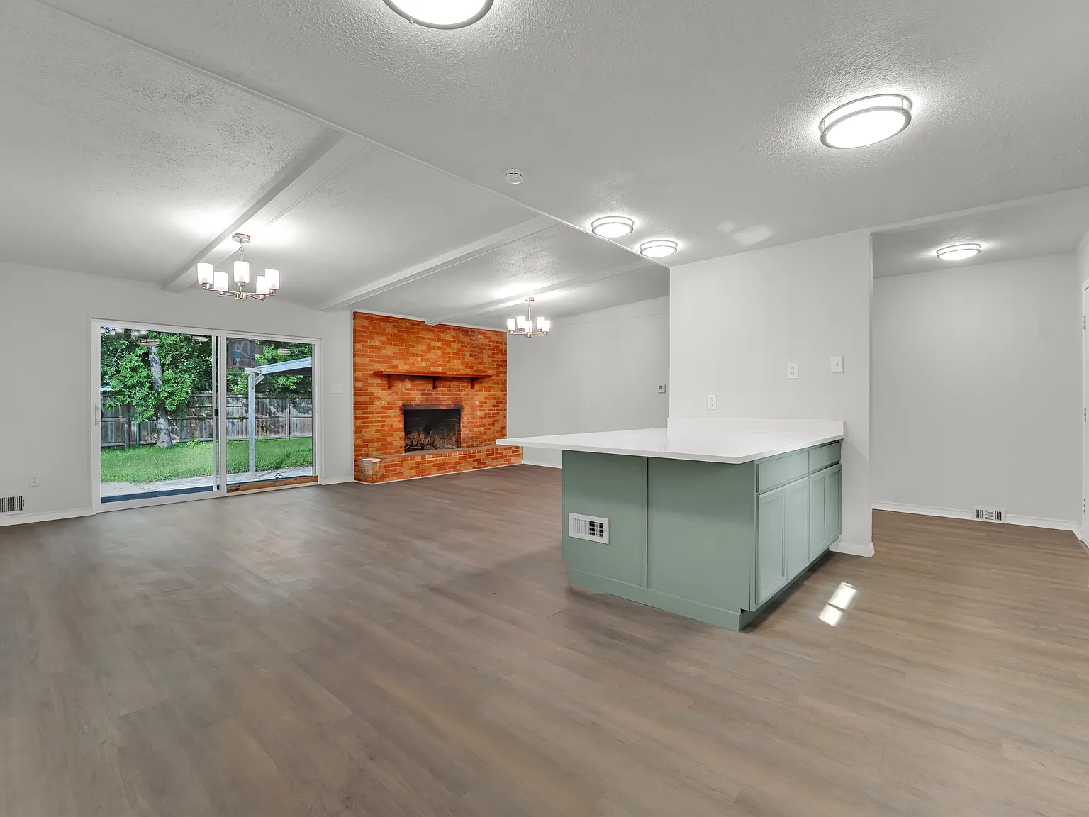 3 bed, 1418 sqft, $2,200 — Photo 3