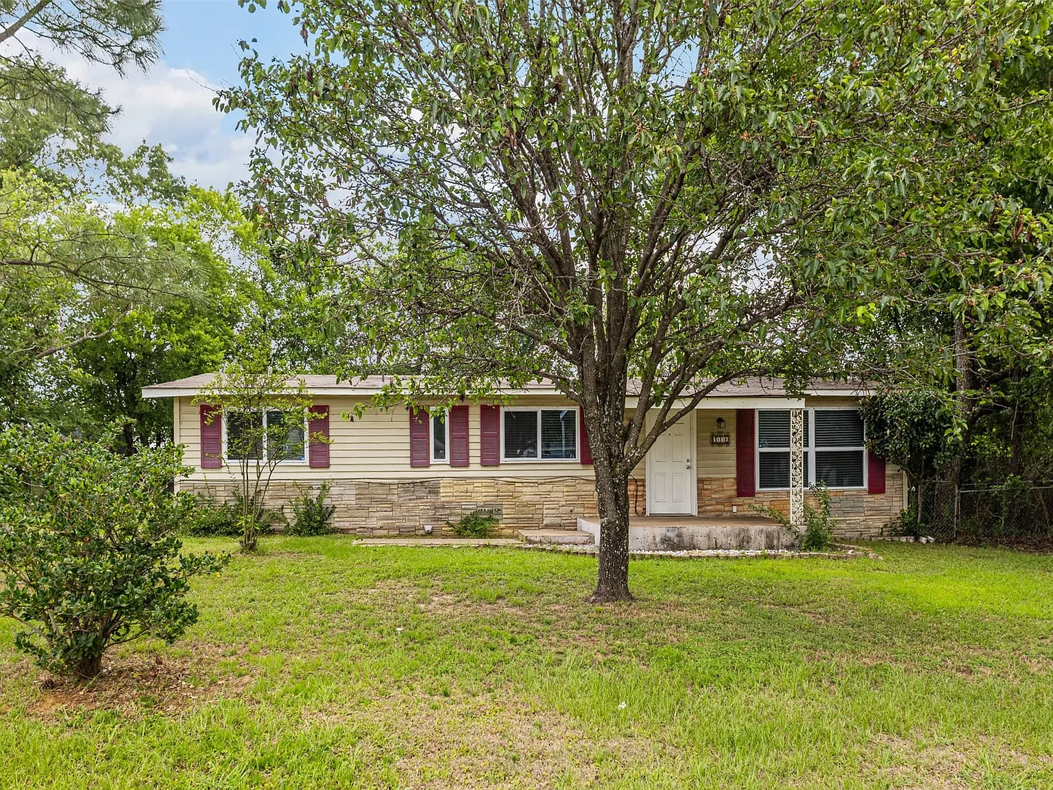 3 bed, 2.0 bath, 1128 sqft, $1,600 — Photo 2