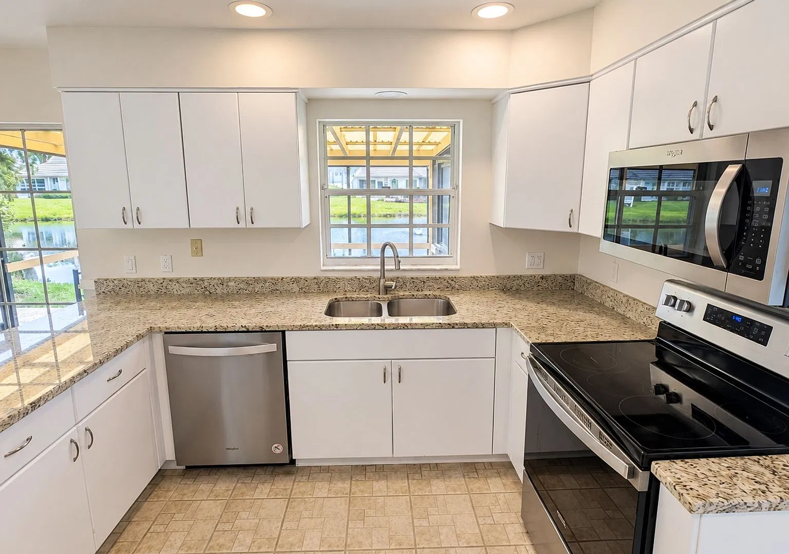 Annual UNfurnished renovated 2/2 villa in gated Bradenton community — Photo 2