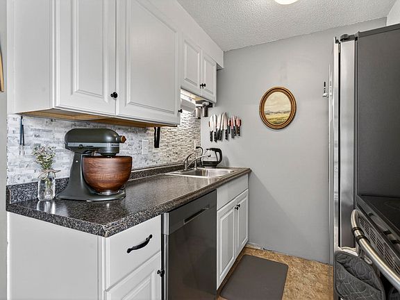 4th image of 897 Mammoth Road #3