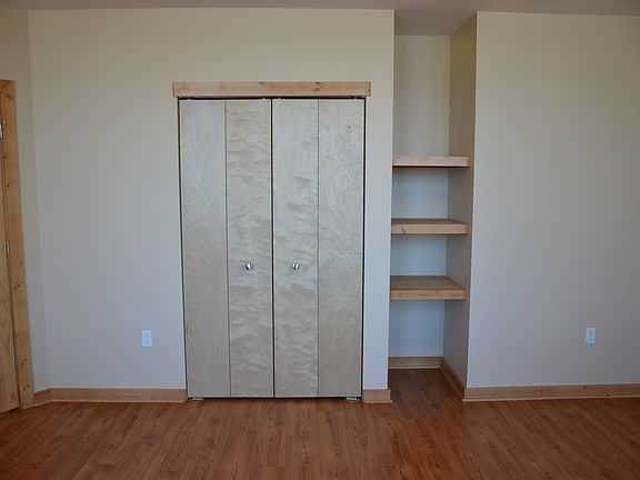 Extra large bedroom with built in shelves