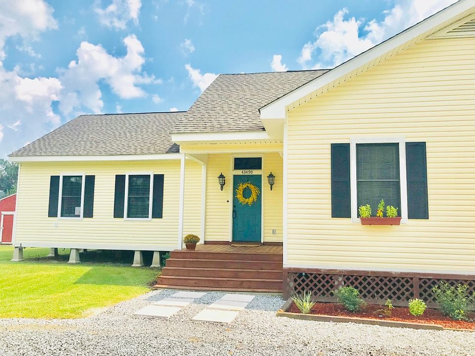 1st image of 43490 Helen Ln