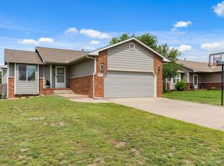 1801 N Country Walk Ln, Mulvane, KS 67110