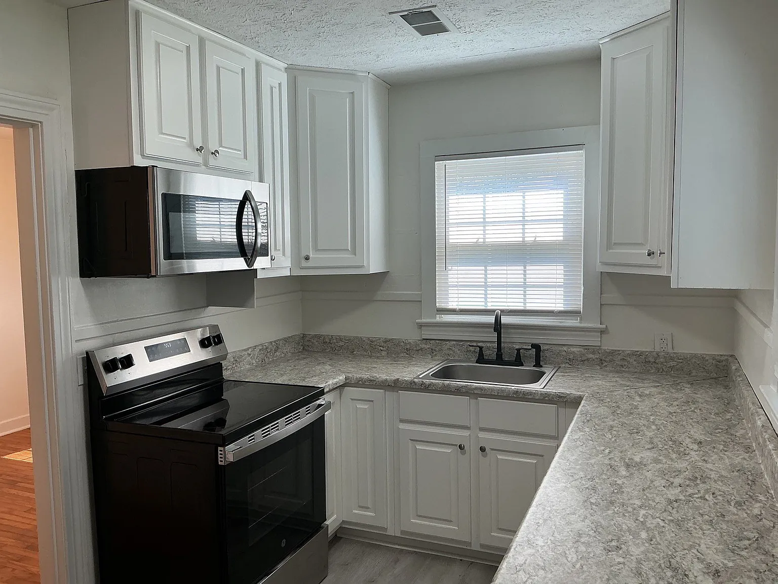 2 bed, 1019 sqft, $1,350 — Photo 2