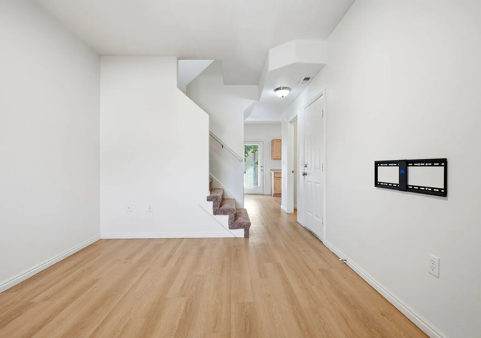 Bright 3 Bed Herriman Gem Near Mountain View Village!! — Photo 4