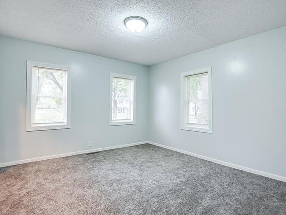3rd image of 1076 Ross Ave