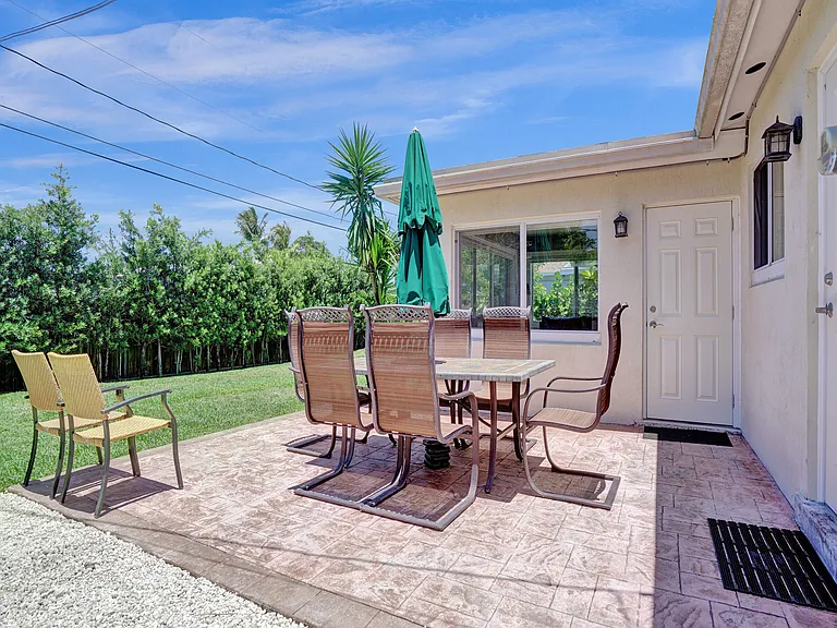 1041 SW 32nd St — Photo 36