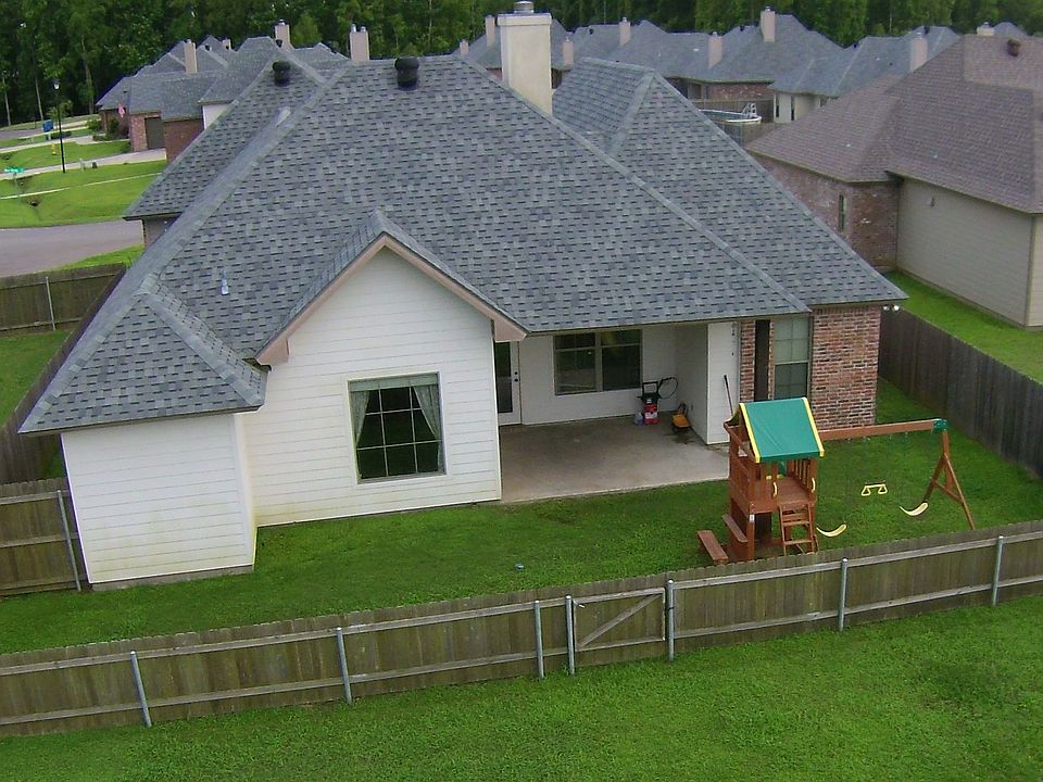 2nd image of 405 Blue Heron Dr