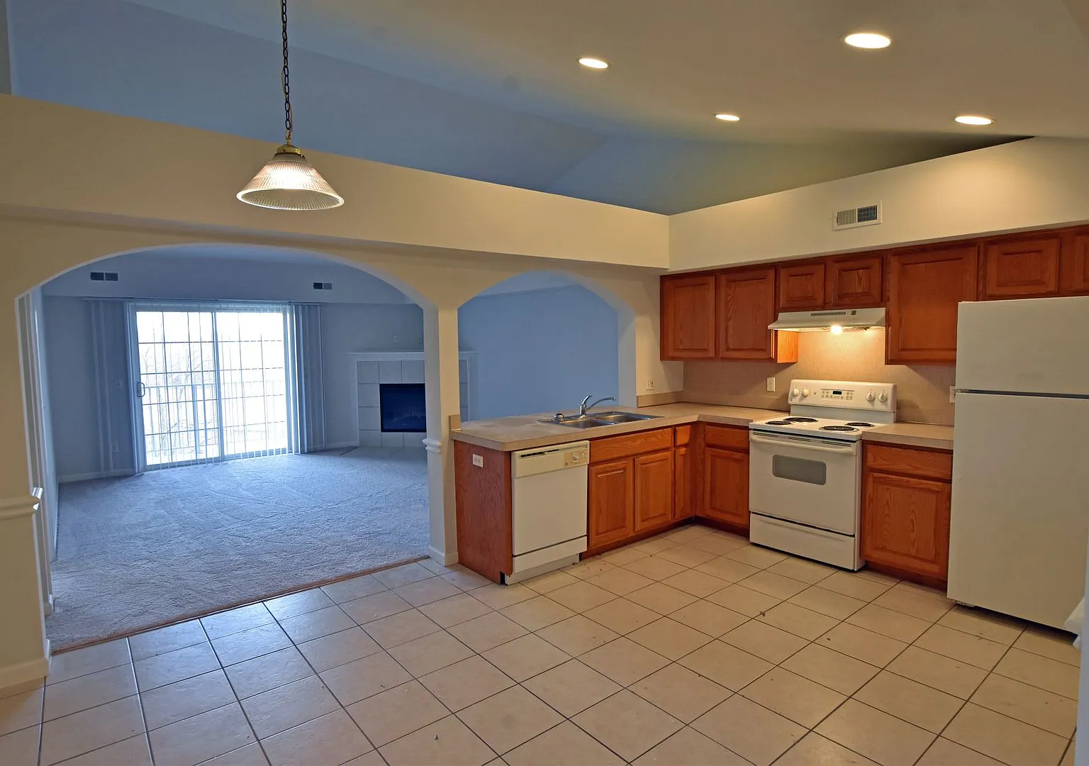 2-Bedroom, 2-Bath with Att. Garage in Shelby Township — Photo 3