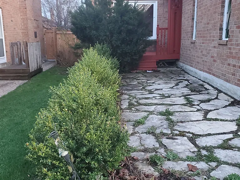 104 Houseman Cres — Photo 2