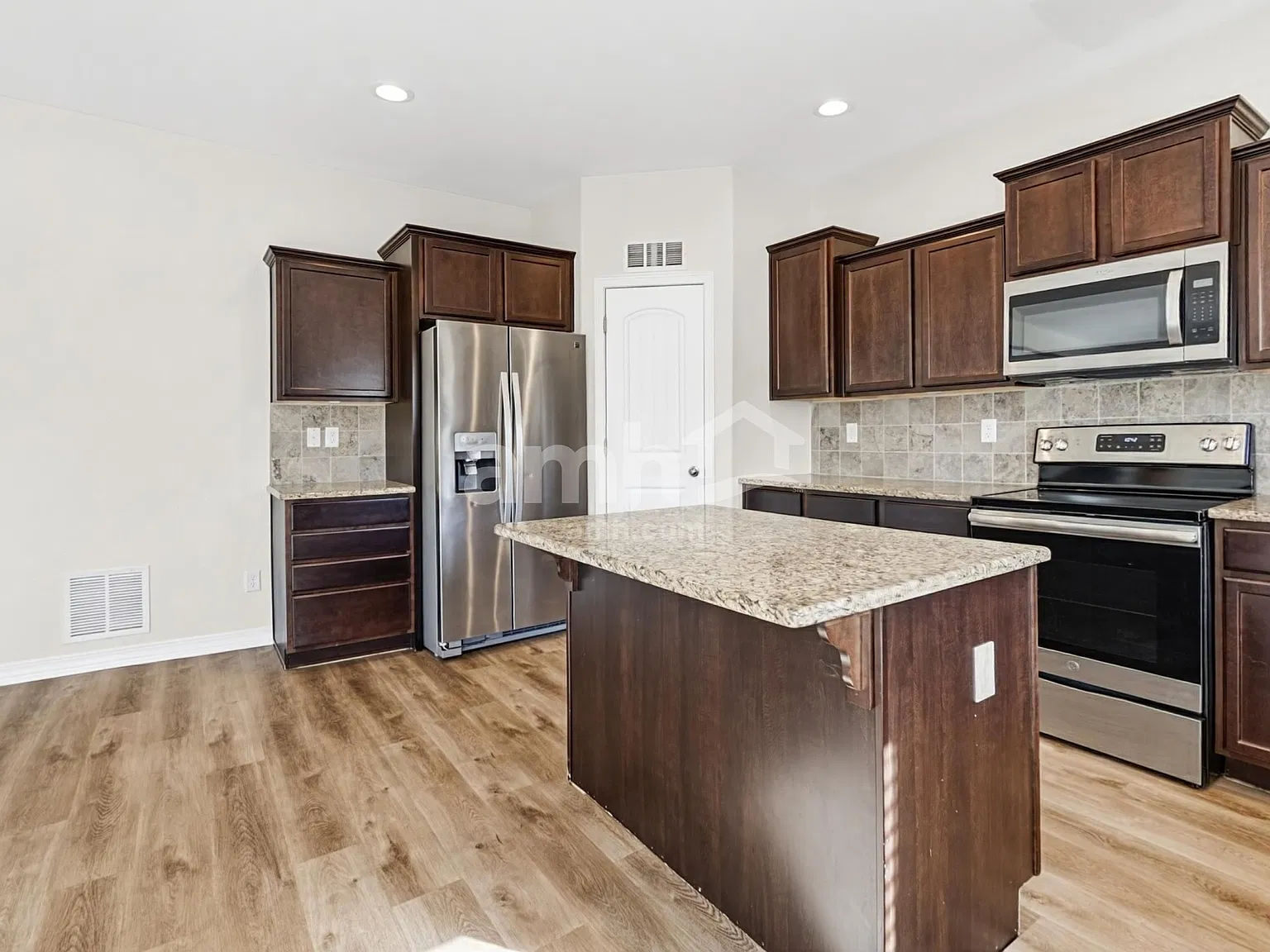 5 bed, 3.0 bath, 2723 sqft, $2,970 — Photo 4