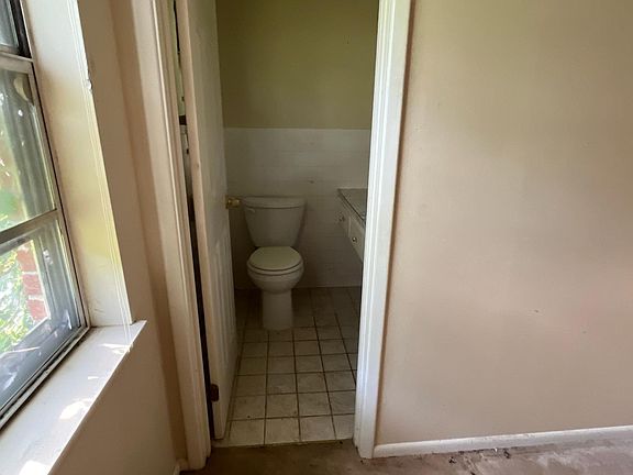 2nd image of 1709 Lee Cir