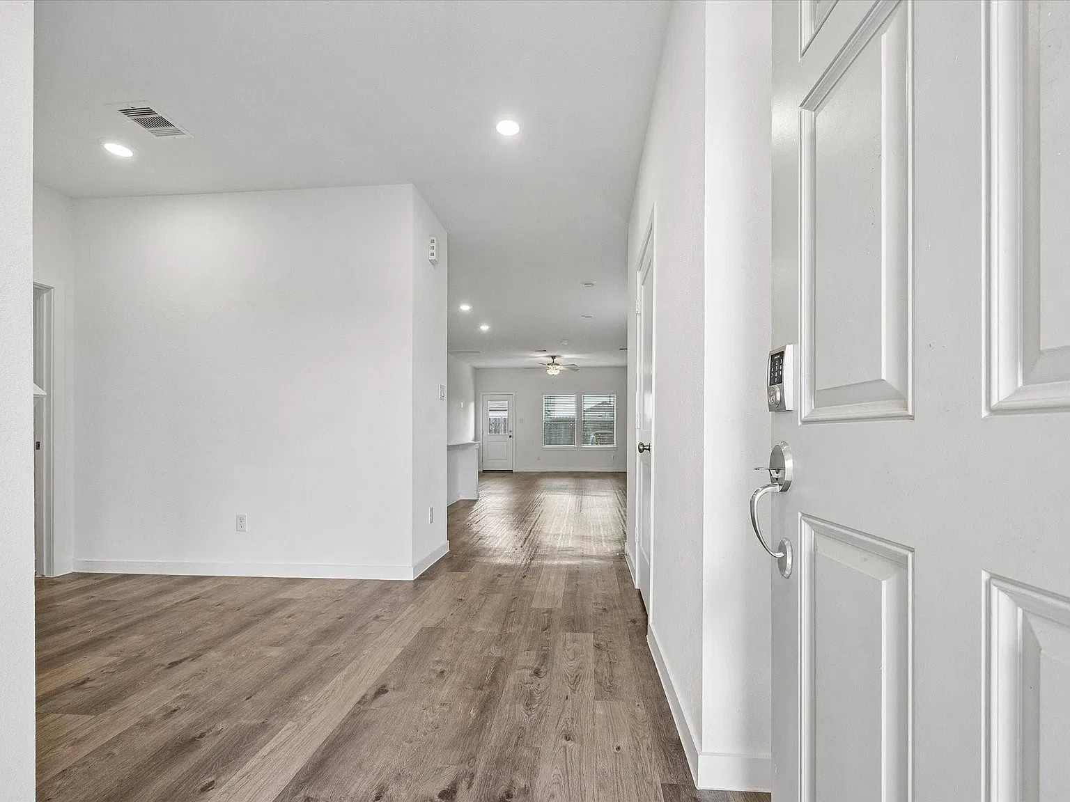 4 bed, 2.5 bath, 2068 sqft, $2,350 — Photo 3