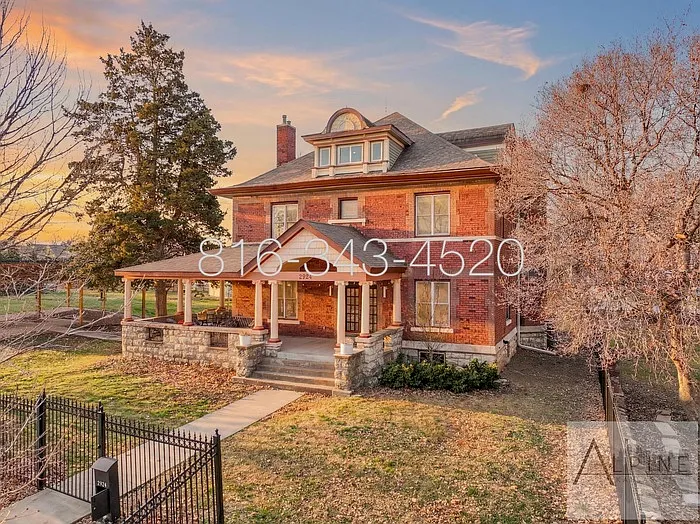 2924 Harrison St — Photo 2