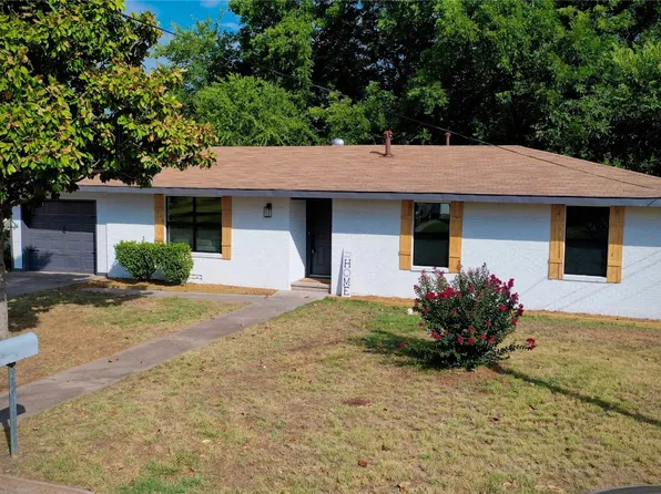 1109 Nugent St, Bowie, TX 76230