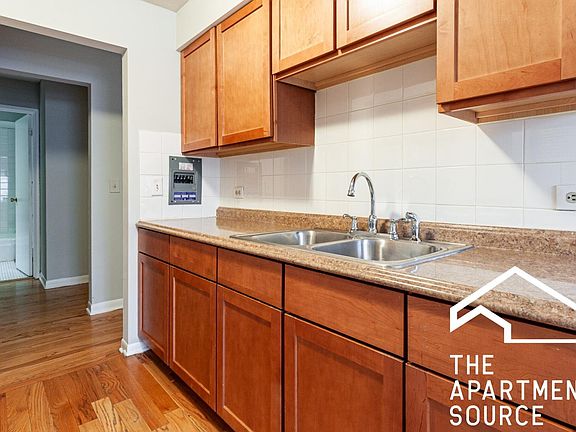 2nd image of 512 W Briar Pl #2