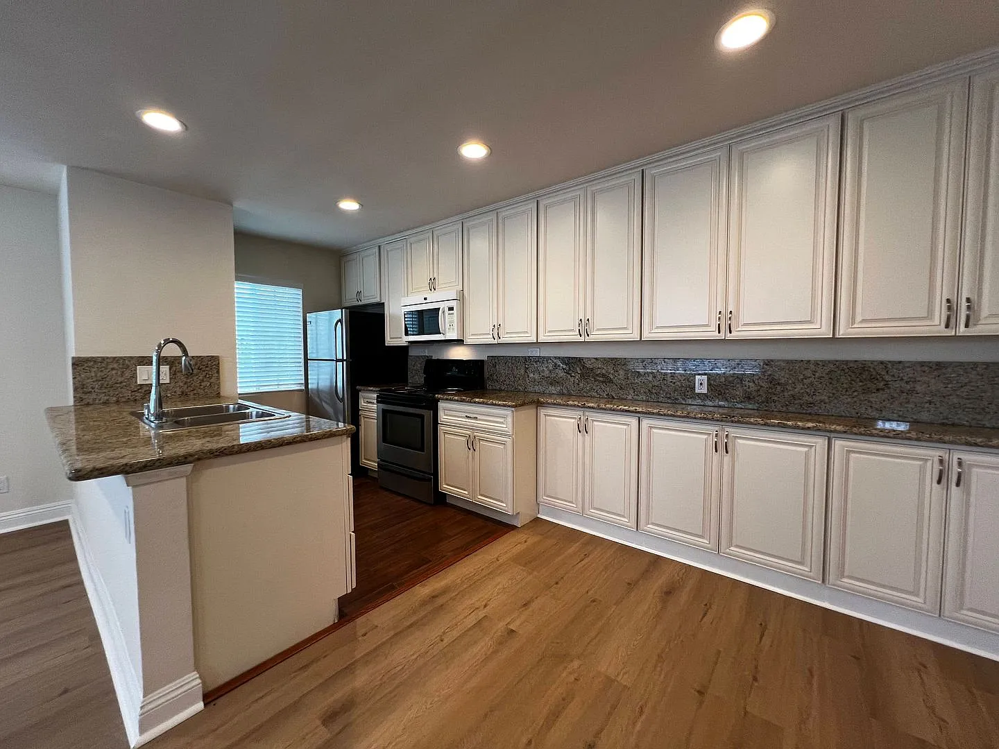 Luxury One Bedroom Apartment Home In la Jolla Village! Assigned Off Street Parking! In Unit Washe... — Photo 1