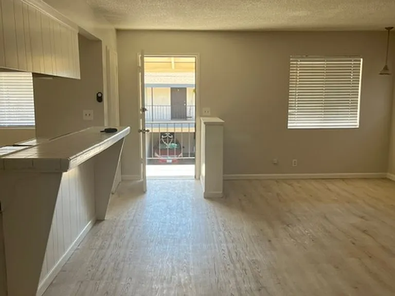 6400 Stockdale Hwy #1-4 — Photo 2
