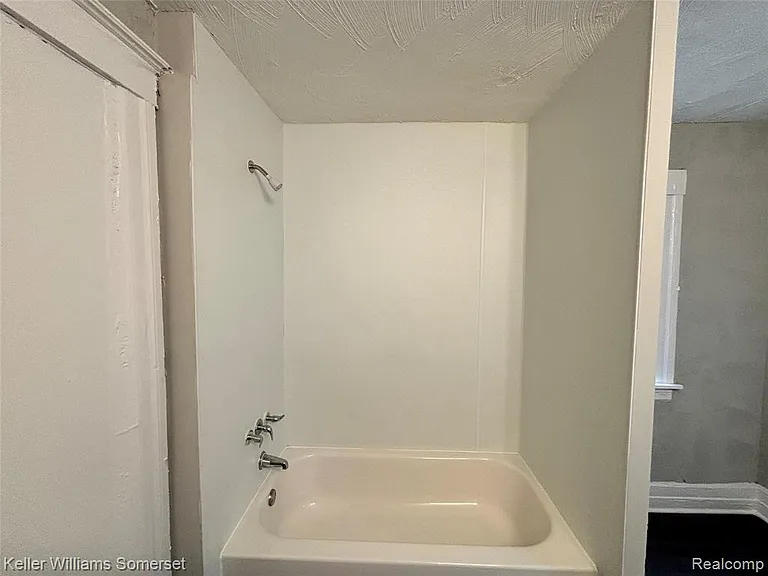 242 Ferris St — Photo 10