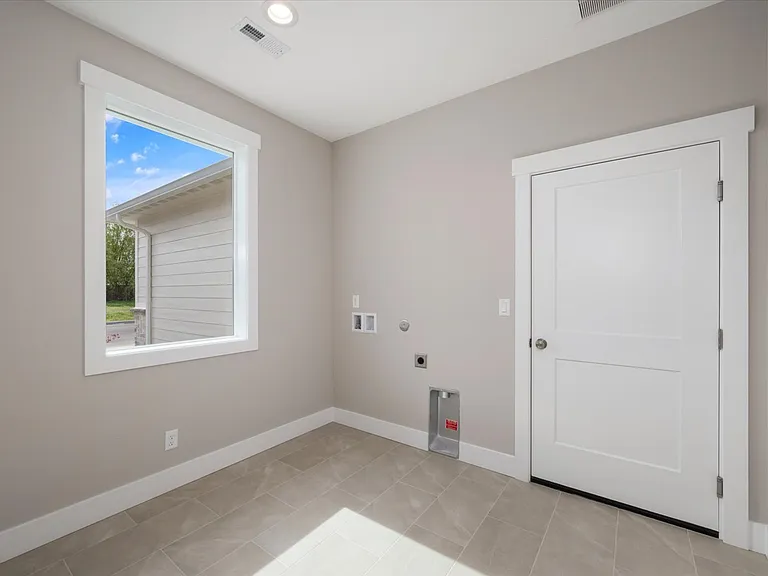2720 S Beech St — Photo 36
