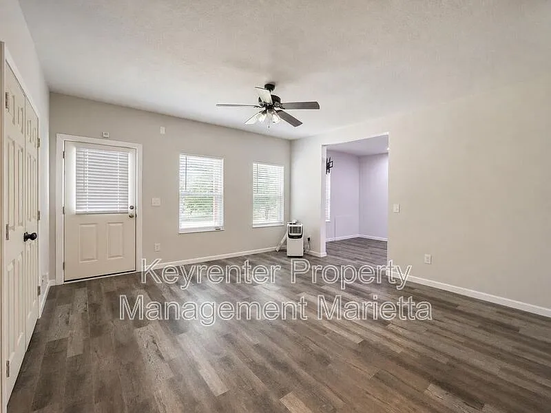 4 bed, 4.0 bath, 2527 sqft, $2,800 — Photo 3
