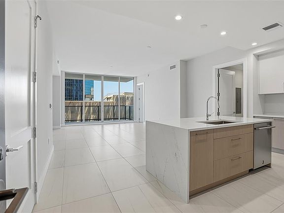 4th image of 275 1st Ave S #1008