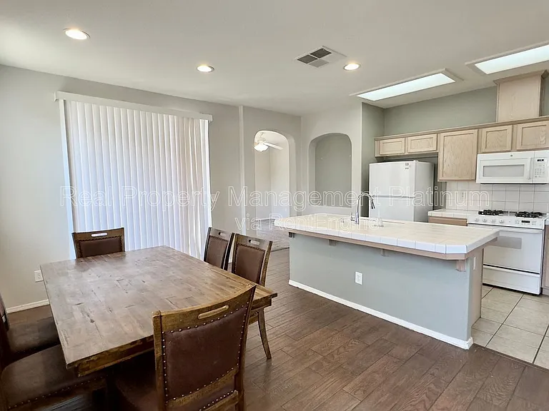 643 W Casanova Ln — Photo 12