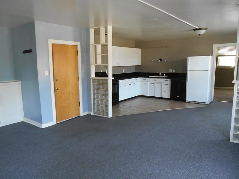 207 W 1st St #3 — Photo 10