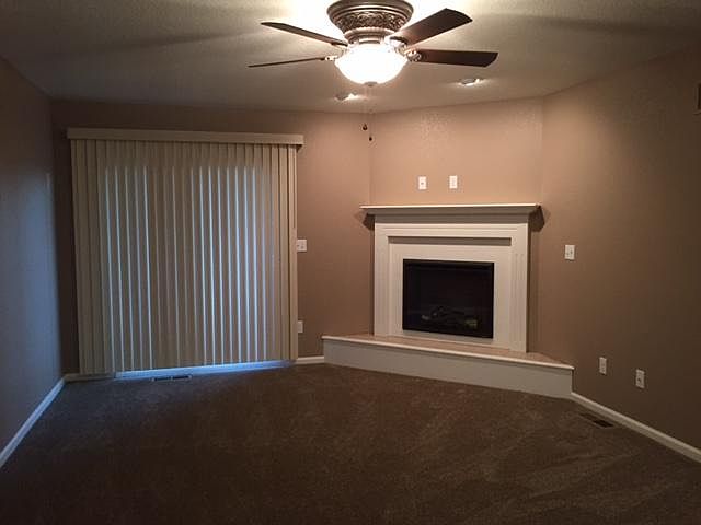 LIVINGROOM WITH FIREPLACE
