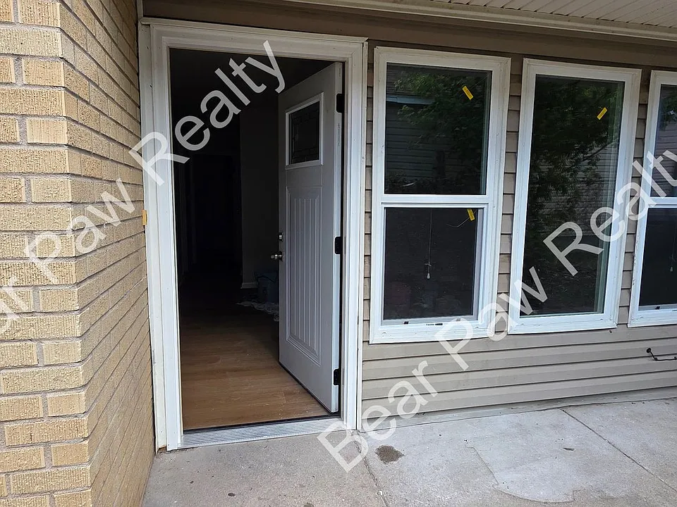 525 W 6th St