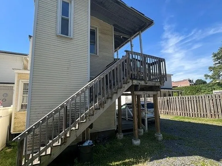 223 W Rowe St — Photo 11