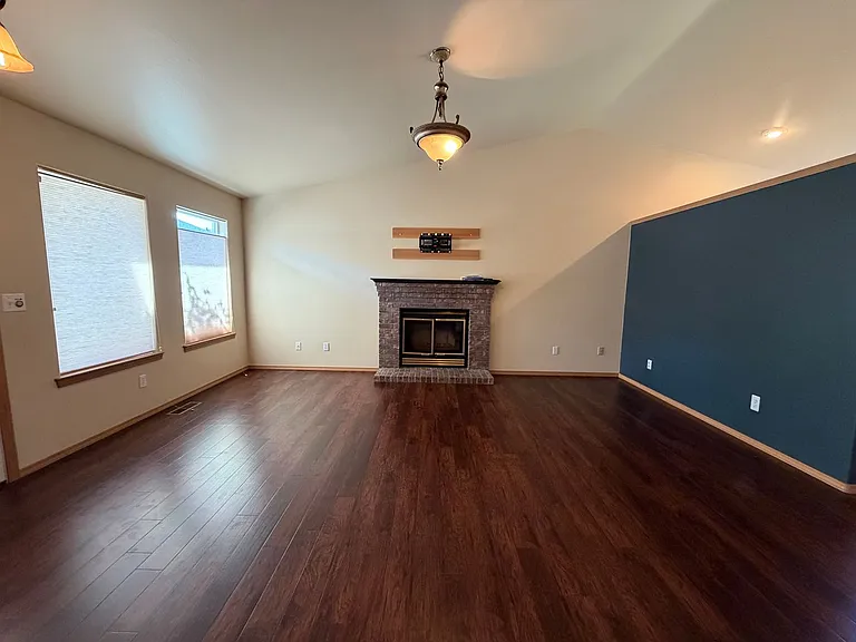 1721 Angela St — Photo 4