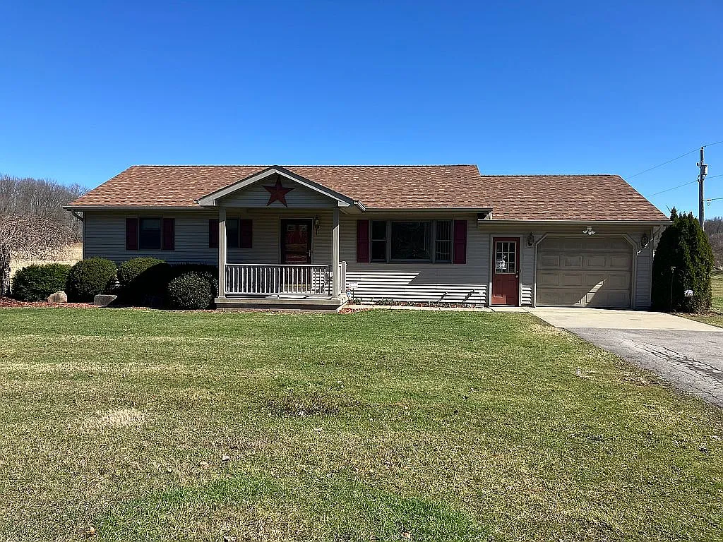 374 Crestview Dr photo 1