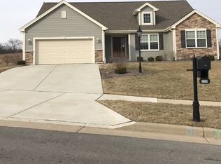711 Pinehurst Dr, Mukwonago, WI 53149