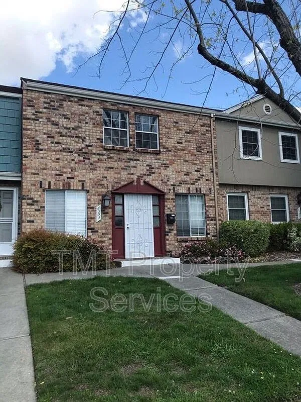 4 bed, 2.0 bath, 1344 sqft, $2,700 — Photo 1