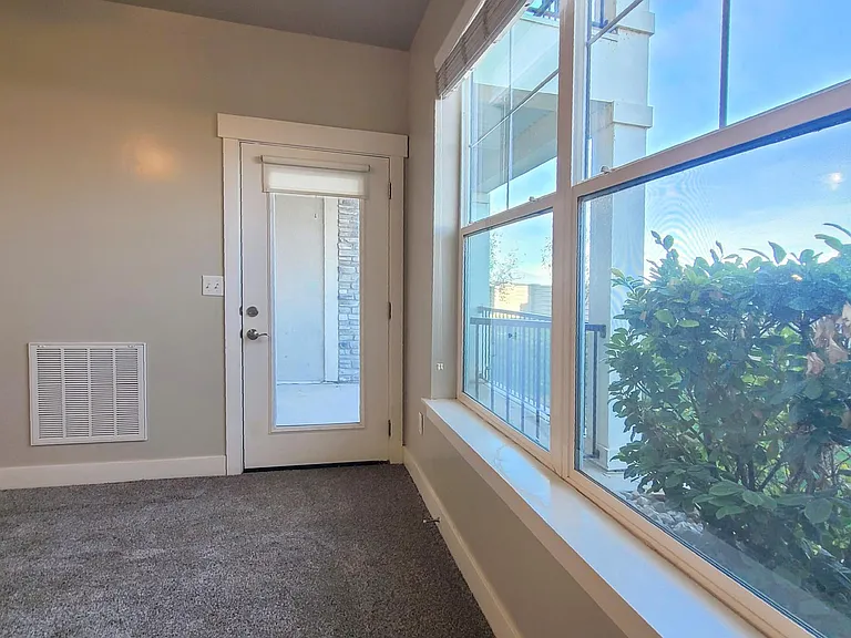 74 W Silver Springs Dr — Photo 4