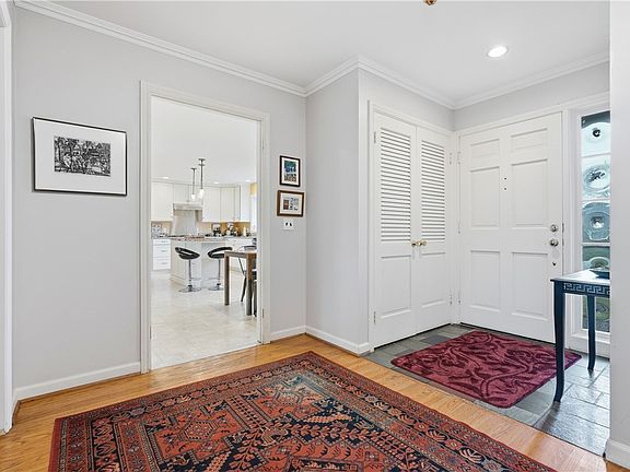 5th image of 219 Danbury Cir S