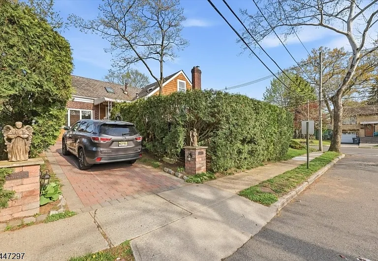 409 Tryon Ave — Photo 3