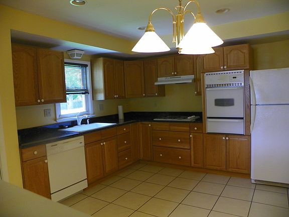 Eat in kitchen, granite, ceramic