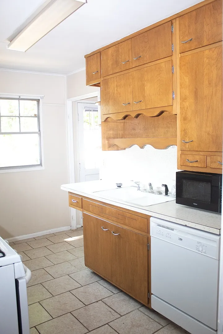 3 Bedroom 1 Bath Near Campus — Photo 4