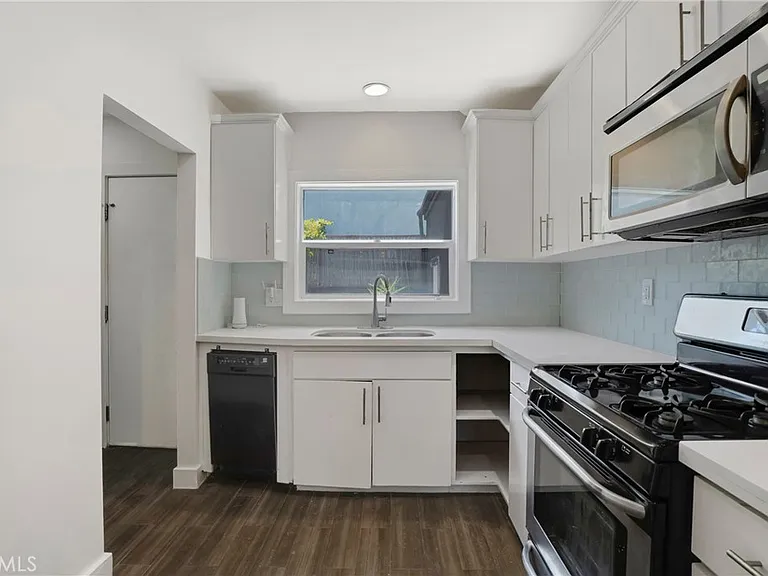 5152 Romaine St — Photo 7